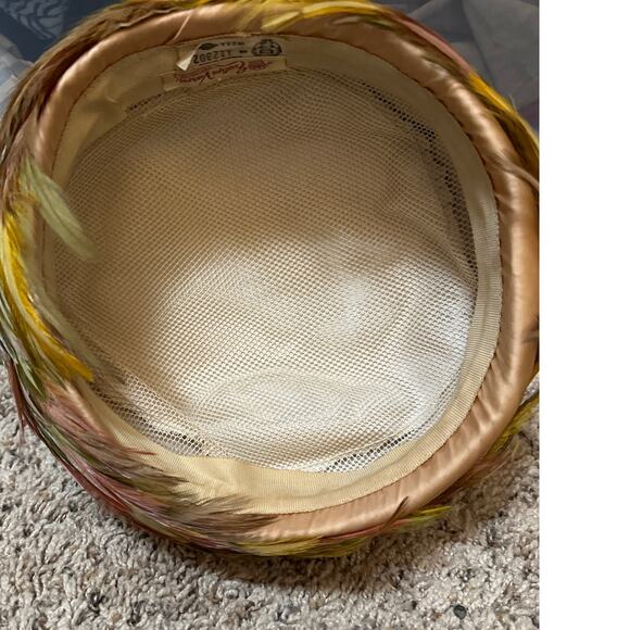 Vintage Evelyn Varon exclusive made in USA feather trim hat - Picture 6 of 9